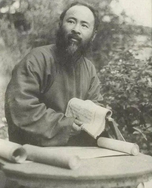 1917年，17岁的张大千和几名同学回家途中遭遇土匪，土匪让他写信索要银子赎身，