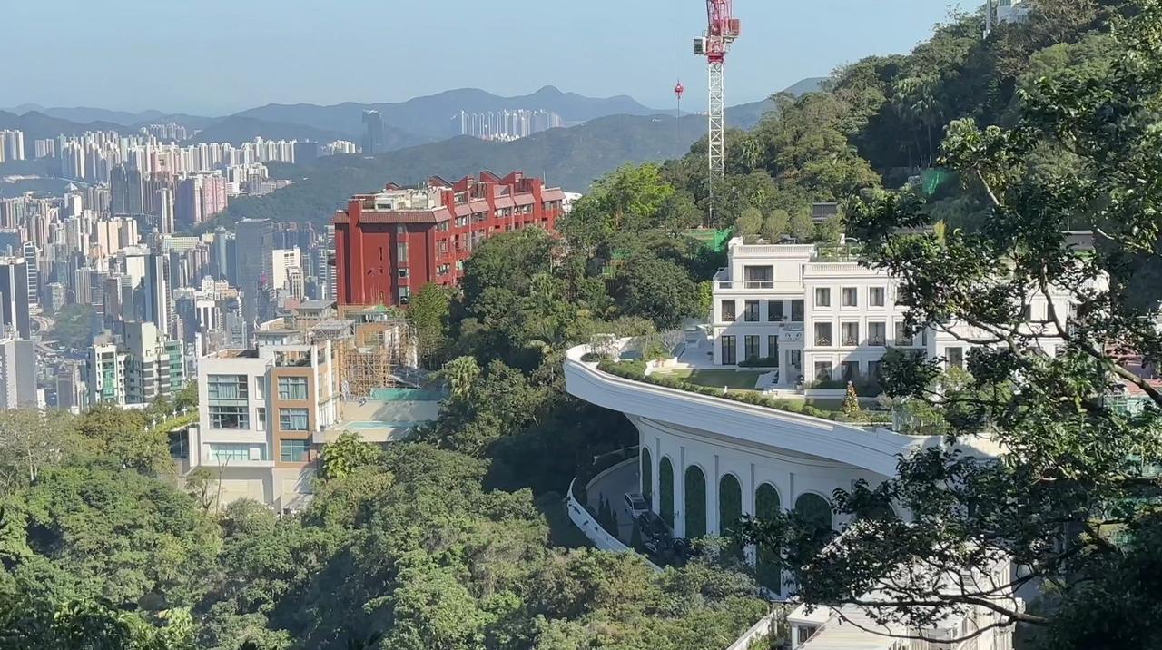 香港，有个不成文的规定，只有居住在山顶的富豪，才算是真正的名门望族。全球最贵的住