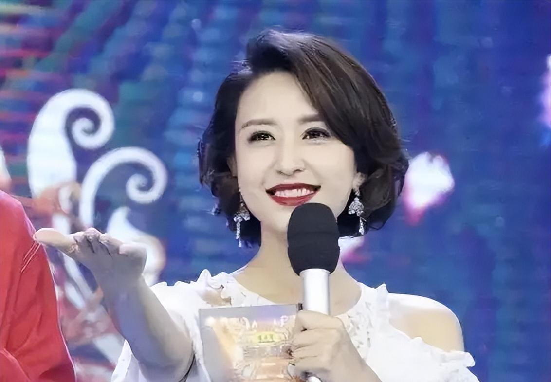 2013年，毕福剑把34岁的主持人张蕾，介绍给了54岁的富商王吉财，并劝张蕾：对