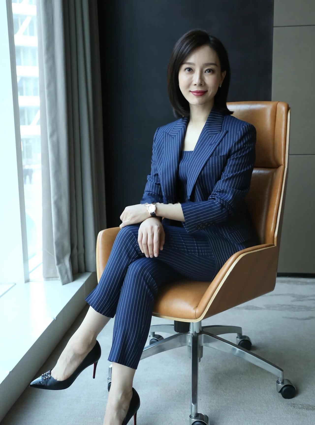 她是娱乐圈里医美最成功的一个人，五官长相都比较标致，40多岁了身材也保养的好，一