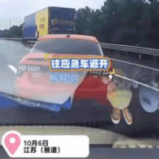 红车这样的病，就得货车来治！
这就是典型的左右都不看反光镜，这马路就是他们家自个