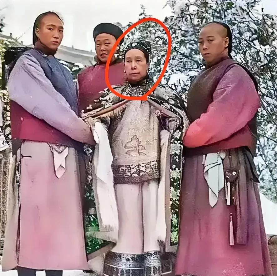 一张摄于1903年颐和园的老照片，大家看看照片中两个男子搀扶的这位老人家是谁！这