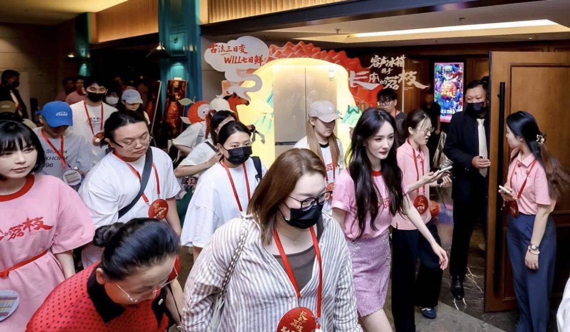 杨幂真的是女明星，人群中好扎眼，普普通通一套衣服，但是她穿得好好看，自身条件真的