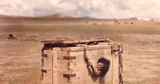 1913年，一位银行家到蒙古旅游，看到一名女子被剥光衣物，用铁链栓住，装进一个木