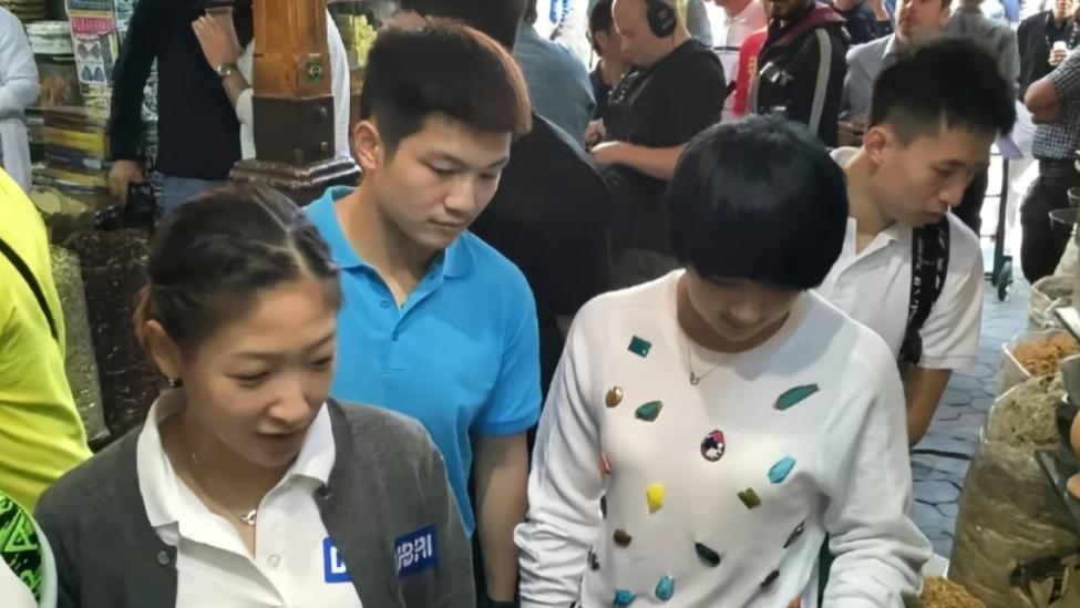 罕见的国乒队员们逛街合影：陈梦像个糯米丸子，樊振东表情萌萌的