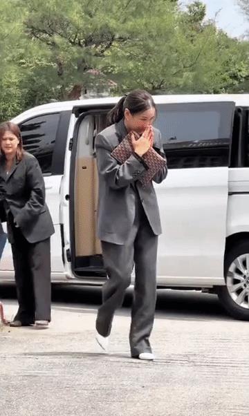 他信在监狱里面其实很爽：1、 每周可以家属探望两次，信息保持畅通，2、每天可以花