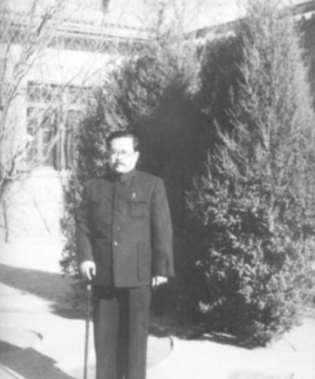 1947年，毛主席与任弼时发生争执，无人敢上前劝阻，站在窑洞外的一名炊事员，慢慢