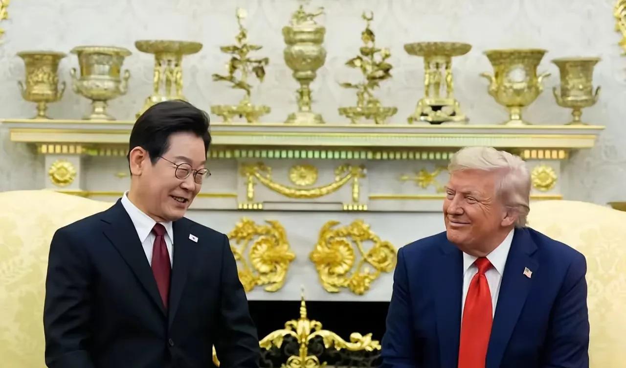 “特李会”颇具戏剧性。两人刚见面，特朗普便摆着谱子，拿着调子，随意调侃对方，而李