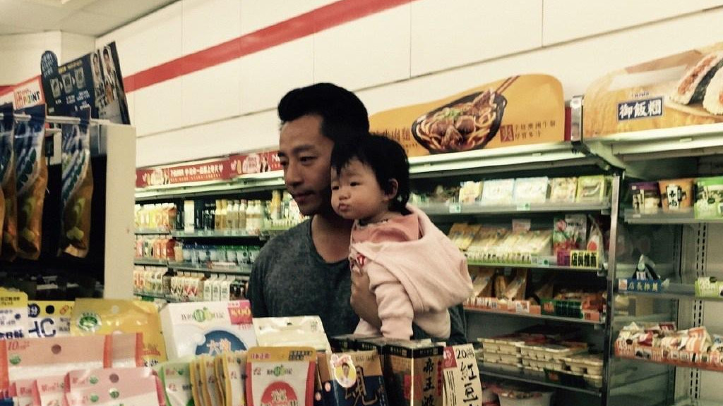 小玥儿和汪小菲亲情微妙，肢体暴露心态令人担忧，汪小菲方再回应