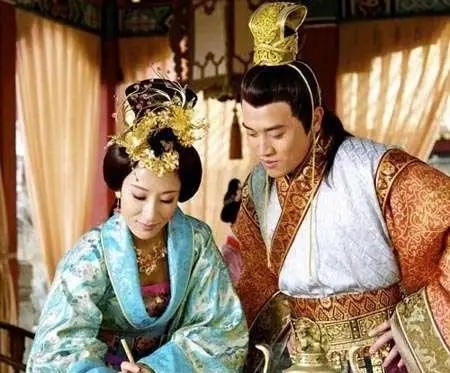 1475年，18岁明宪宗经常宠幸一个35岁的宫女，夜夜留宿在她宫中。11年后，宪