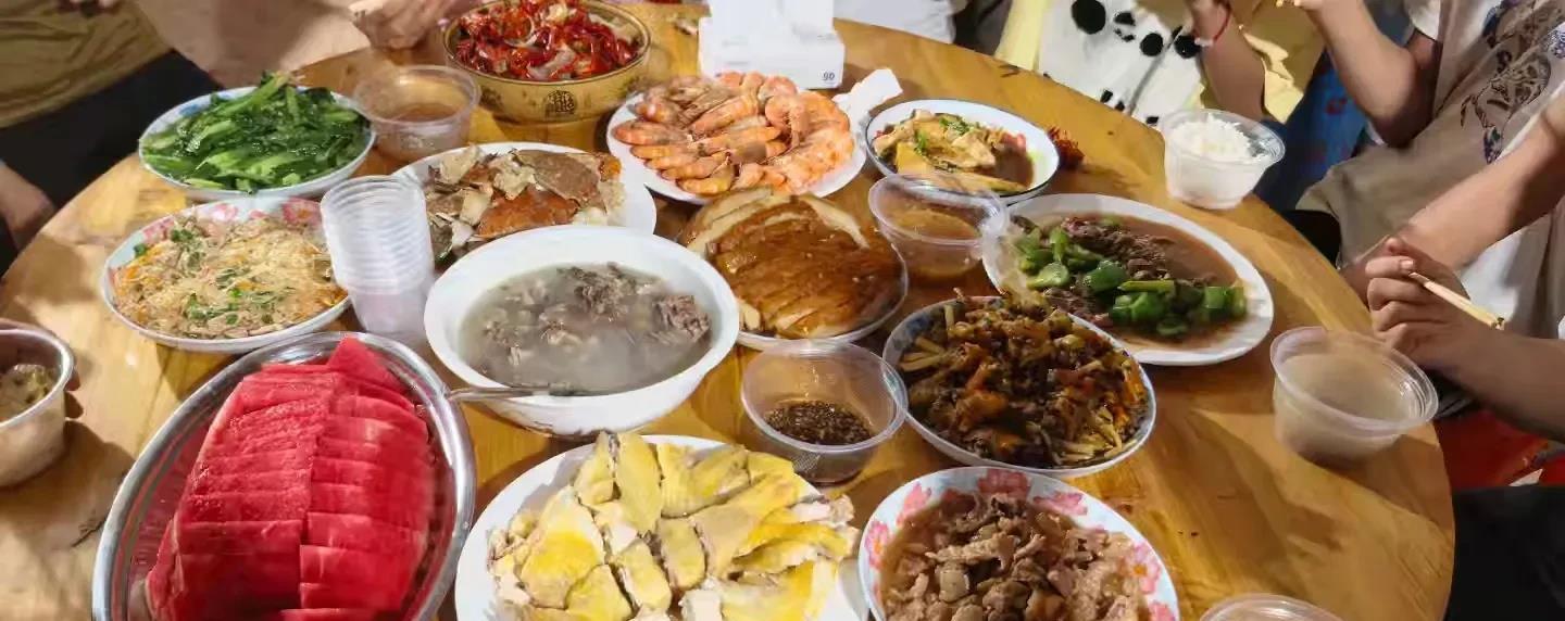今天回婆婆家了，
我亲自下厨做了一桌子菜，
老家真是热，
在厨房忙着几小时，
热