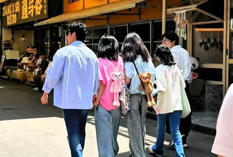 有网友在成都东郊记忆偶遇陆毅鲍蕾，夫妻俩带着两个女儿，一家人大长腿太亮眼，走在街