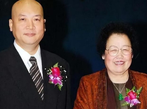 1990年，49岁的陈丽华嫁给了小她11岁的迟重瑞。洞房花烛夜，迟重瑞正要关灯，