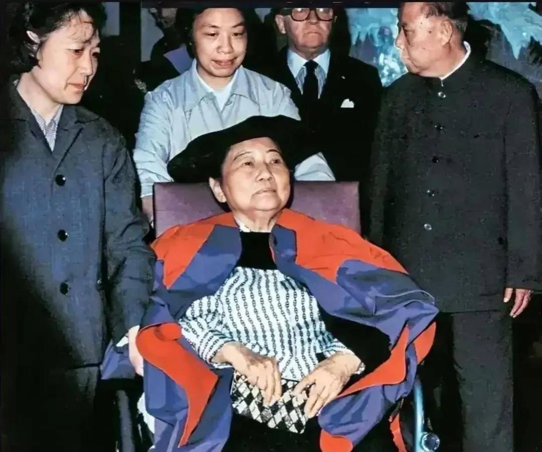 1981年5月，88岁宋庆龄最后留影。白血病的折磨已无法行走，她特意换上浅色时尚