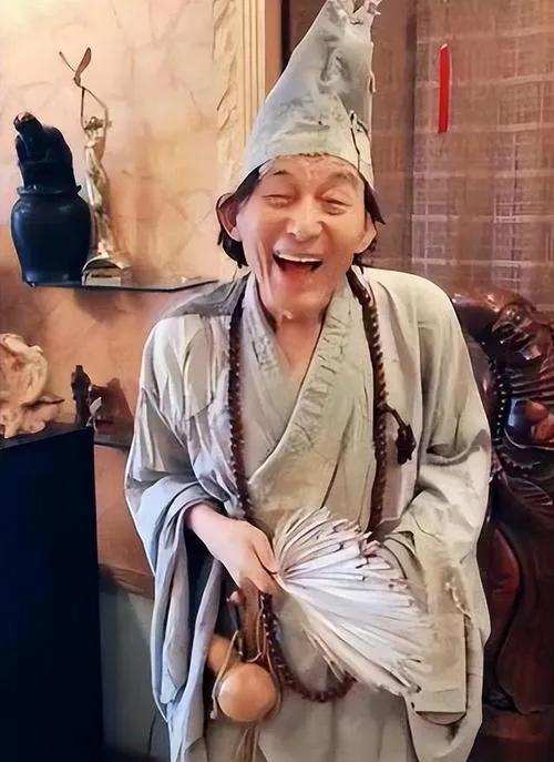 91岁游本昌露面大笑称活过来了
近日，91岁的游本昌在《济公》播出40周年主创见