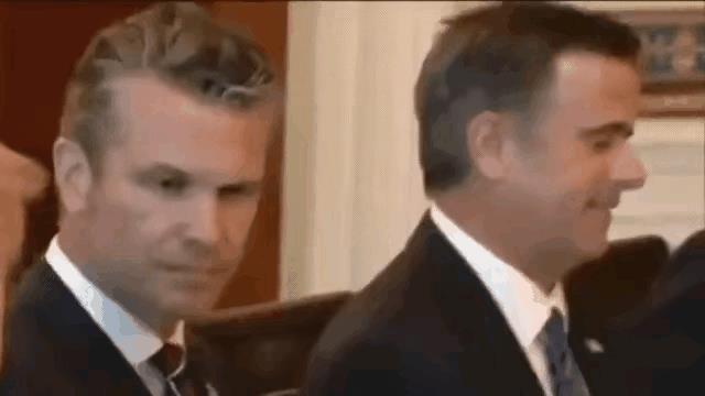 美国国防部长和中央情报局局长，谁才是特朗普的背锅侠？
当特朗普表示要调查是谁阻止