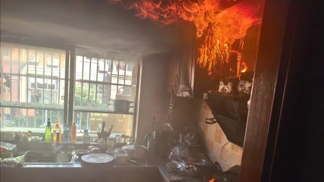 出门领个免费鸡蛋，回家厨房烧了