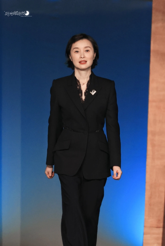 她再有钱，再出名，再孤单一个人，都不会选择出国定居，虽然是娱乐圈女星，但是却是出