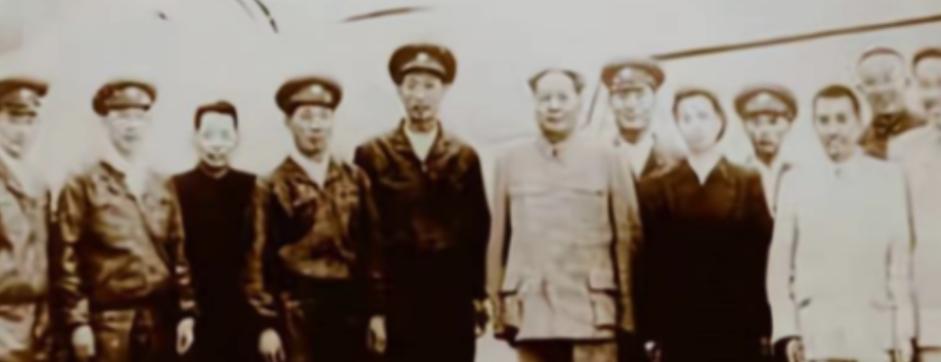 1956年，毛主席坐上专机飞往北京西郊，在衡水上空时突发暴雨，飞机和地面直接失联