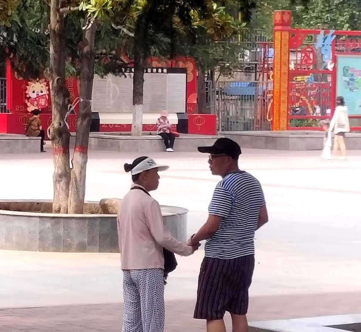 今天上午9时10分左右焦作市人民公园内一名退休老年人在小广场观看牌友打扑克牌时突