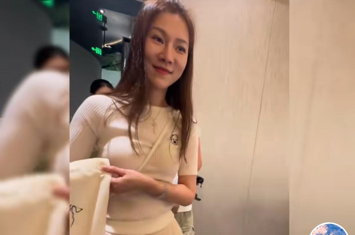 国庆节期间流浪大师沈巍的女友晓晓女士又来到大师身边，她的一个挎包很显眼，上面是沈