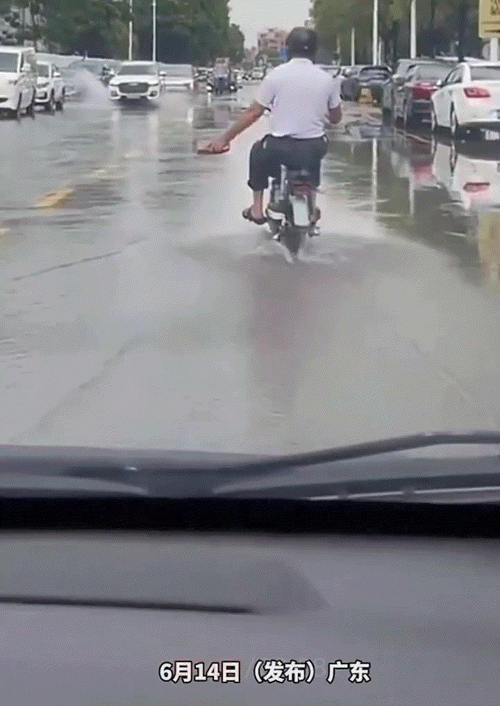 笑不活。一大爷骑单车行驶在路上，但因下雨天路面积水，大爷怕被路过车不讲道德的溅他