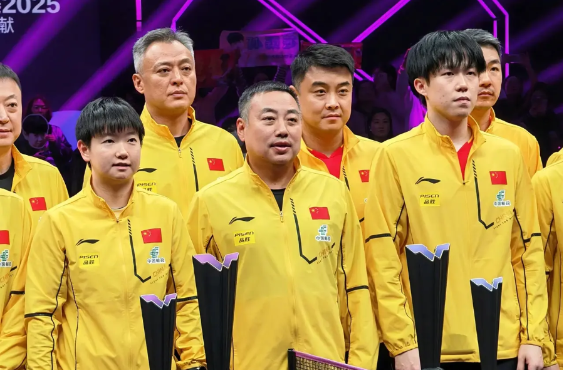 笑不活了
国乒重庆冠军赛大合影环节，大迪给受伤退赛的王曼昱空了好大一个位置，人不