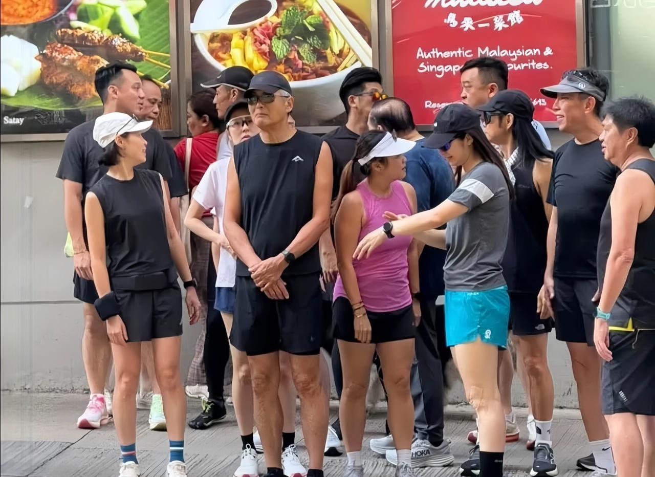 近日，有网友在香港石糖咀偶遇周润发组队跑步的画面。
近几年，发哥热衷于跑步，经常