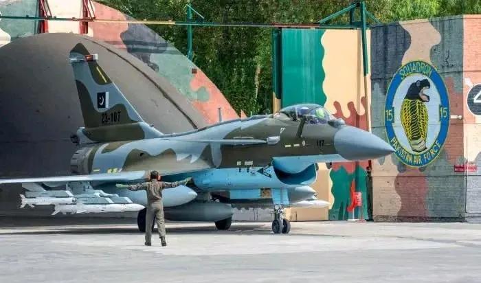 巴基斯坦空军第15战斗机中队的歼-10CE战斗机，23-107号机。