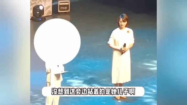 董卿在屏幕上总是那么端庄大气，没想到私下里还参加学校才艺汇演，和儿子同台朗诵。看