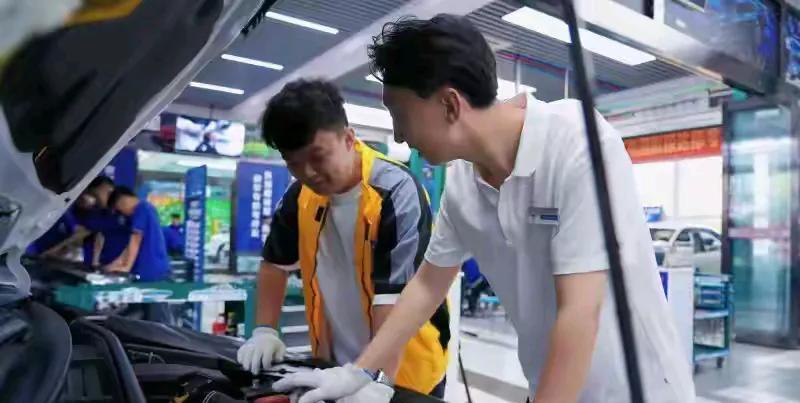 为找工作，本科生回炉读职校。