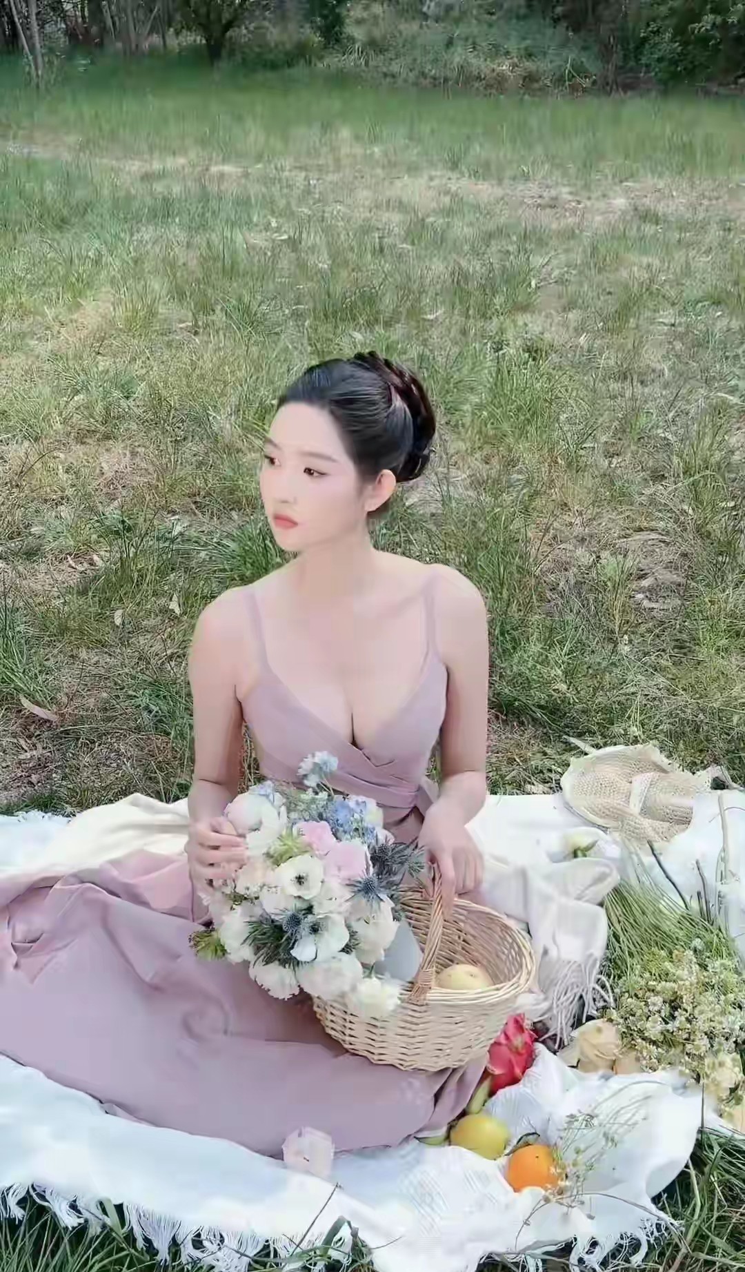 王玉雯这姑娘真是天生丽质难自弃，站在野草丛里都像拍大片似的。不过说真的，这背景也