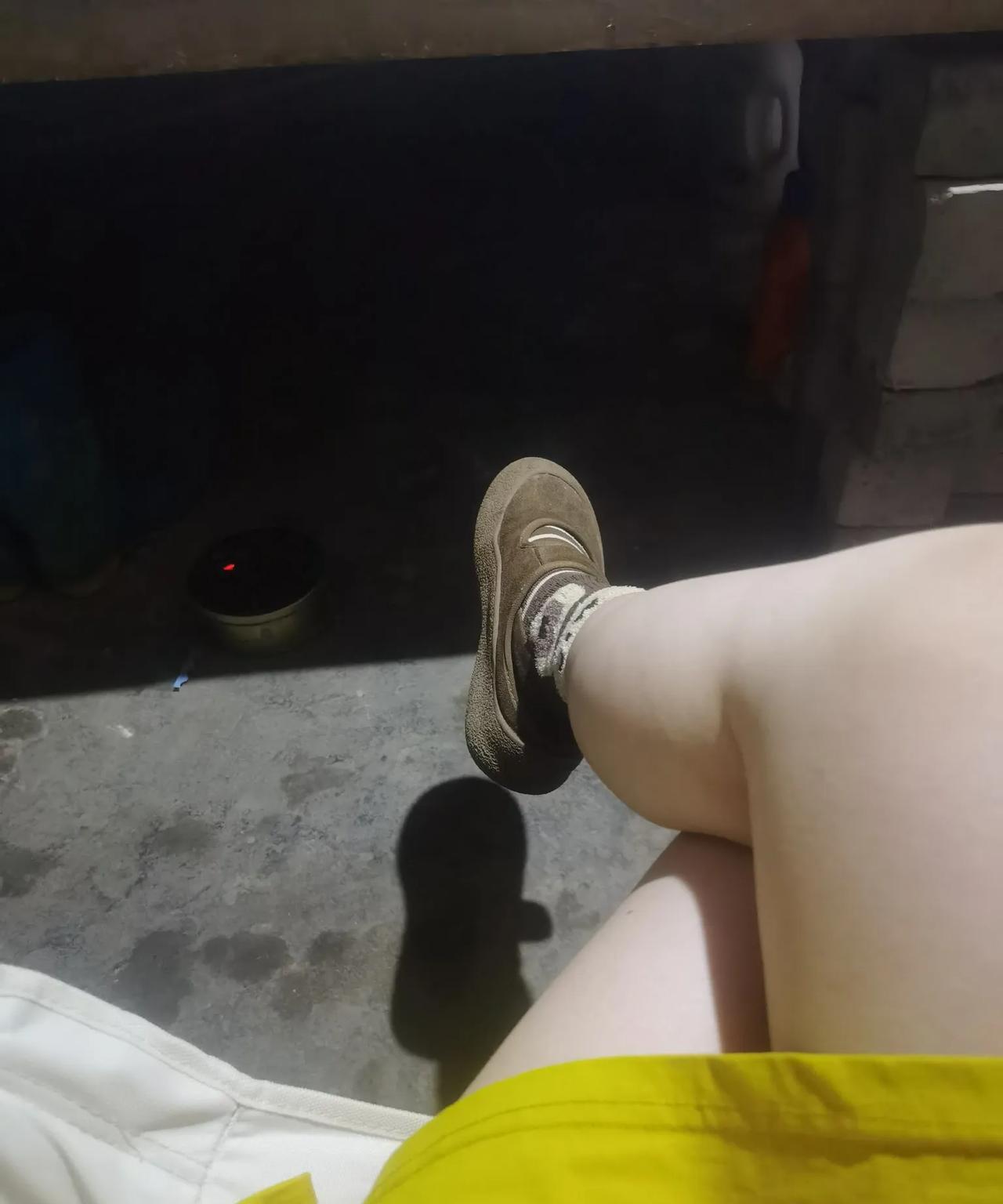 悠哉悠哉啦
天热了
在空调屋里我就不能赤脚了
一赤脚就觉得冷了