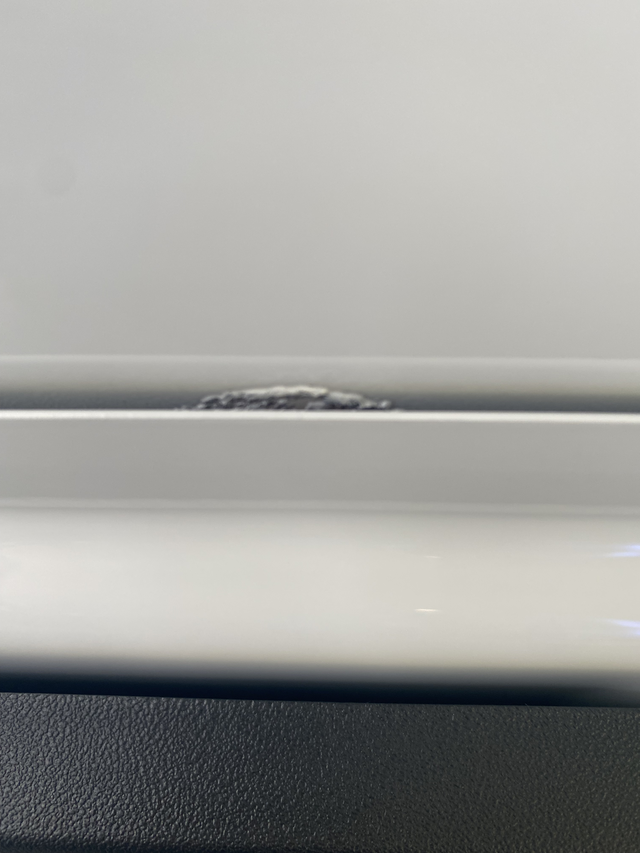 Y标续全是首提翻车么
首提标续Y开了回来发现前备箱盖里面漆面异常，交付也说是装配