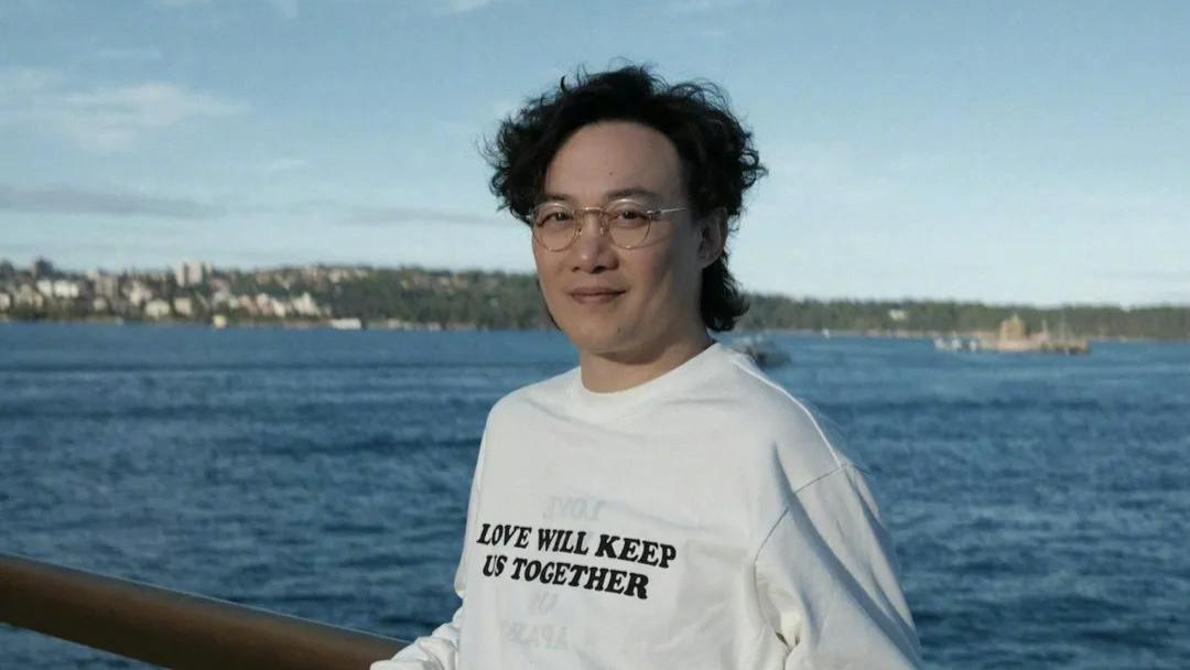乐坛巨星被偶遇合照一细节突显绅士作风，暖心言行令粉丝大感幸运