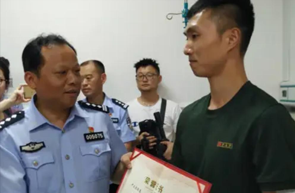 [中国赞]2019年，退伍军人尹文杰偶遇两名小偷，在搏斗的过程中，尹文杰意外扯下