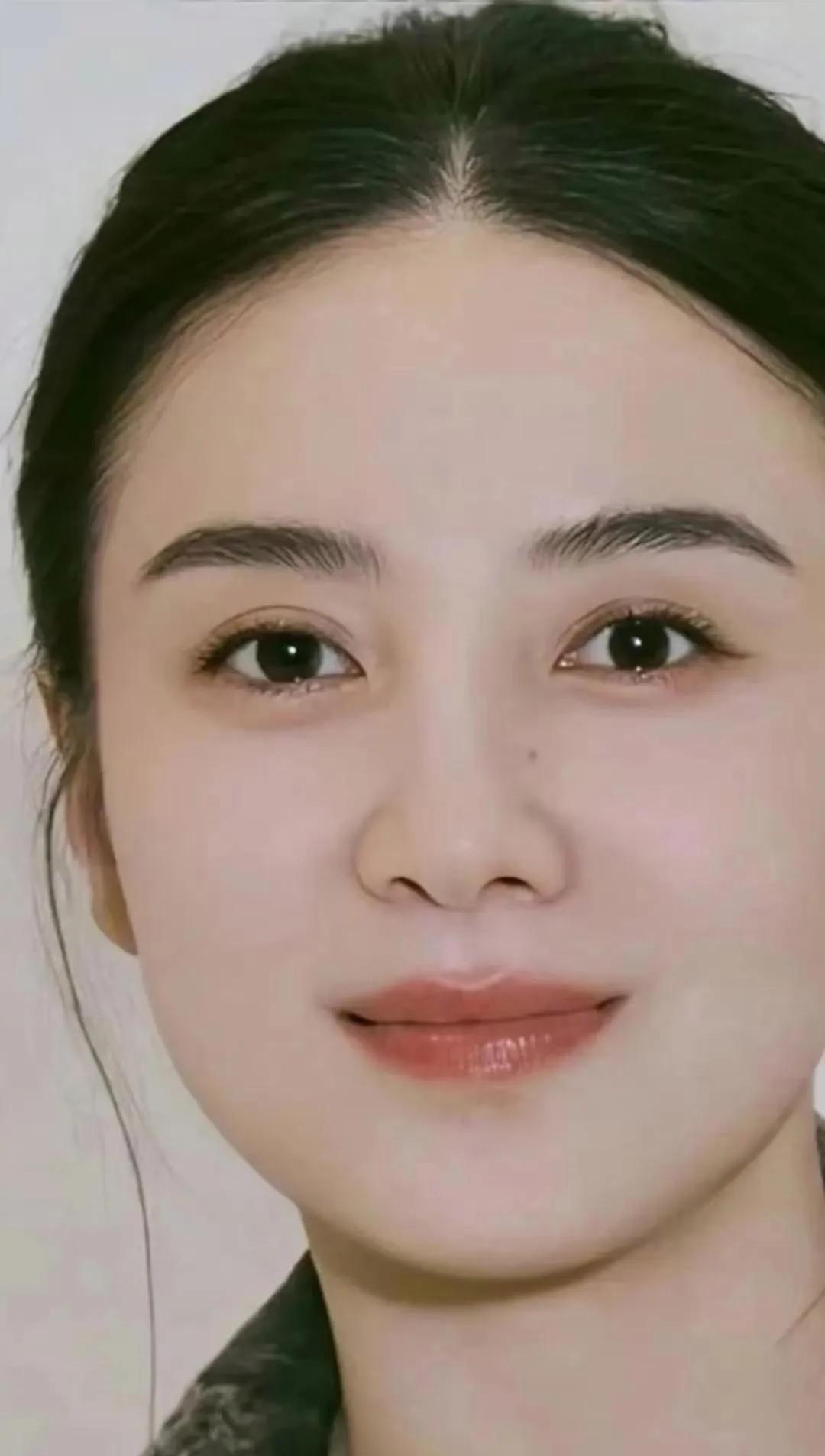 我朋友在机场偶遇宋佳，惊呆了！
朋友说，宋佳完全不像电视上那样。在机场，宋佳穿素