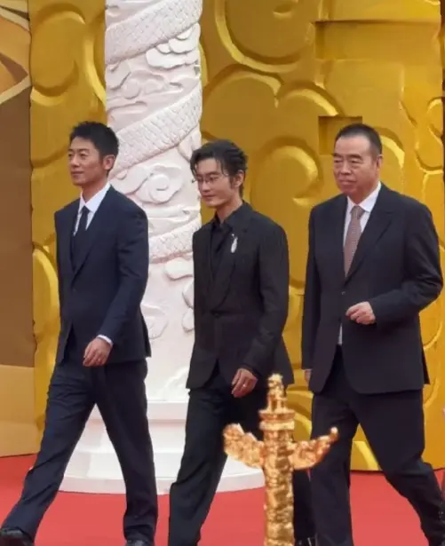 黄教主永远谜一样的身高

