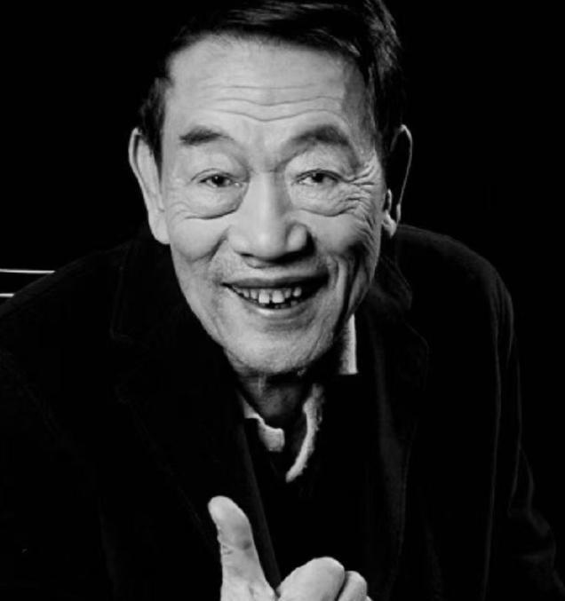 94岁的杨少华拼尽最后一口气帮儿子赚钱，最后露面身体佝偻好可怜。
认识他还是因为