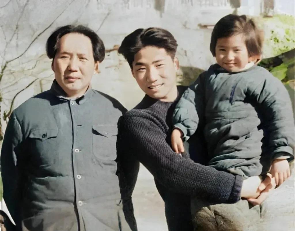 毛主席和毛岸英李讷的合影，他双手背后，气场强大。
毛岸英是毛主席的大儿子，李讷是