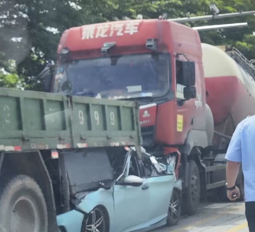 肉夹馍式追尾，车主满脸血的被人拉出来。5月31日14时左右，广西湛江东高速出口红