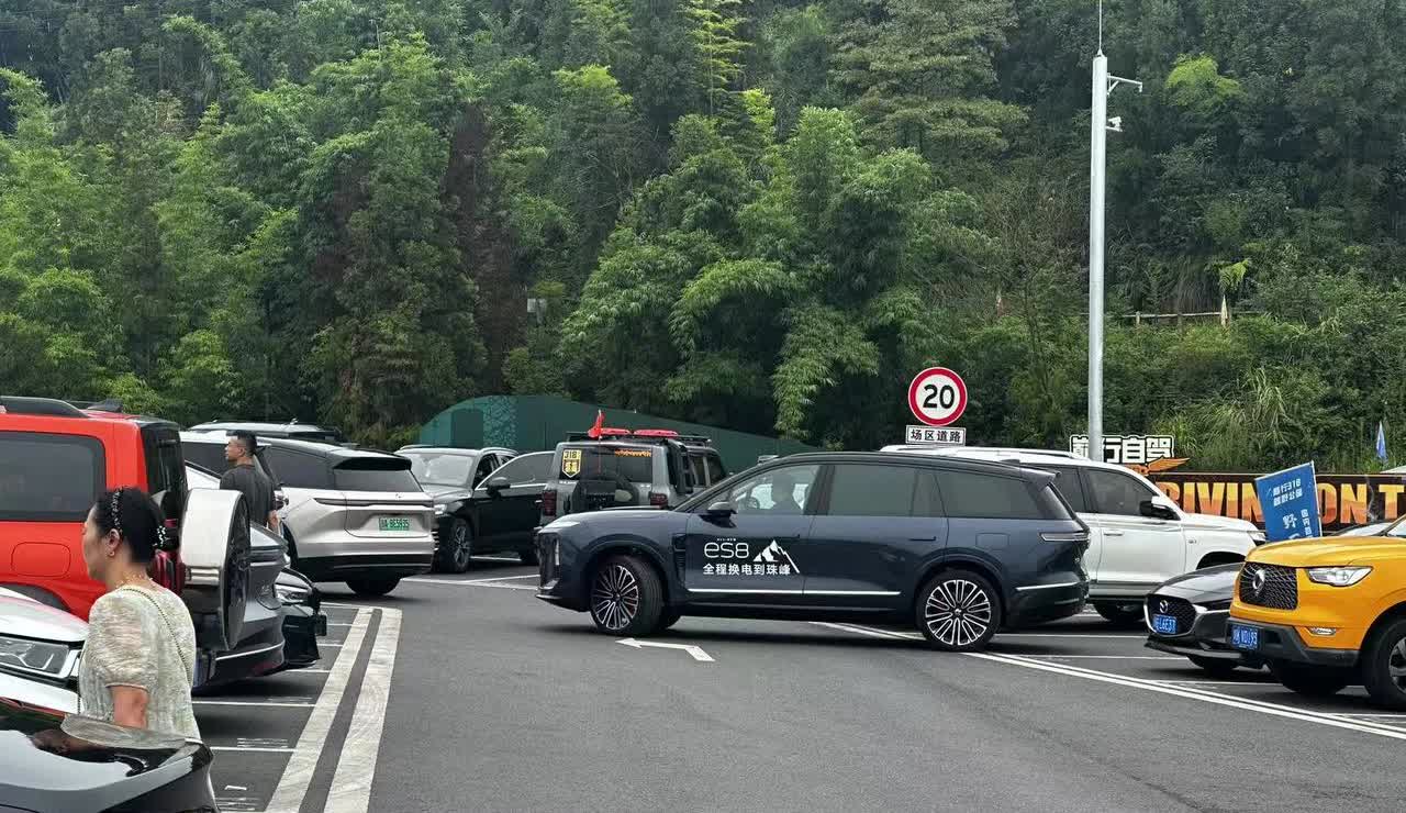 新款ES8已经开始准备跑318直达珠峰了
图中四辆蔚来
一辆二代ES8，一辆
