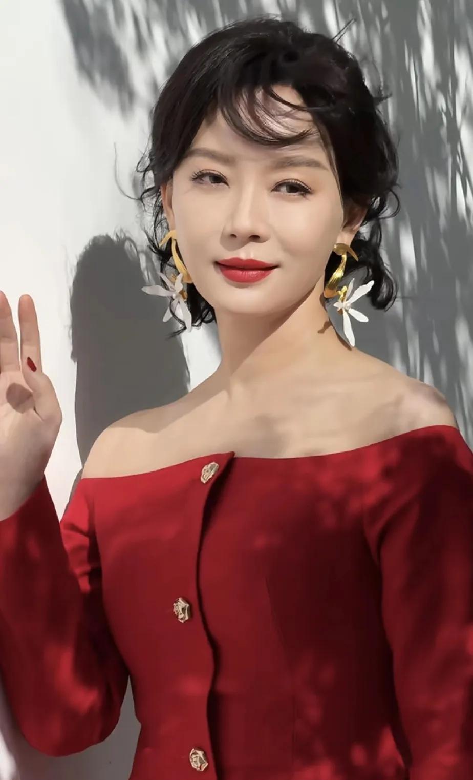 天呐，
这个年龄段的女人真的是风情万种，
哪个男的看了心不融化呀？
连女人都觉得
