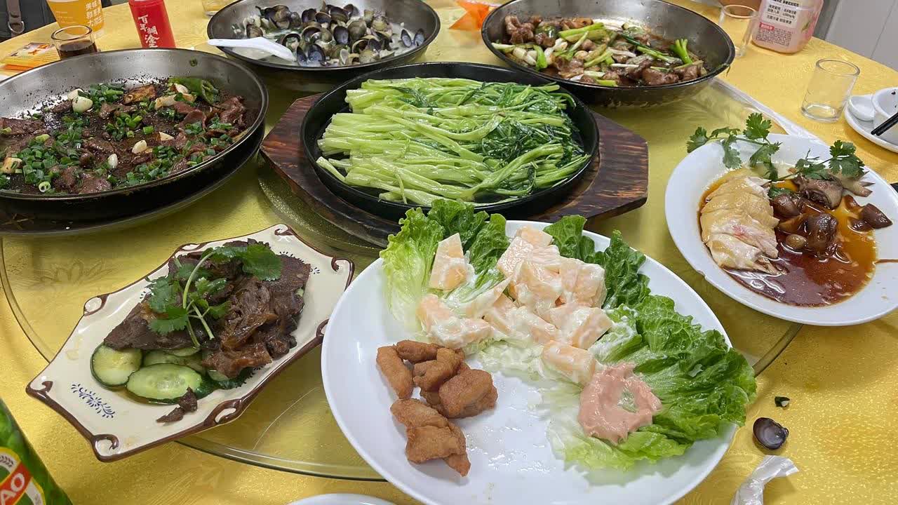 我邻居五十多岁土生土长的香港女人，一直未嫁，46岁开始回家住照顾父母十几年，今年