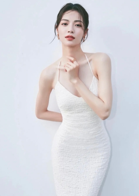 一觉醒来
钟楚曦发现天塌了
原来伊能静才是全网格局最大的女人
热搜上面说秦昊跟她