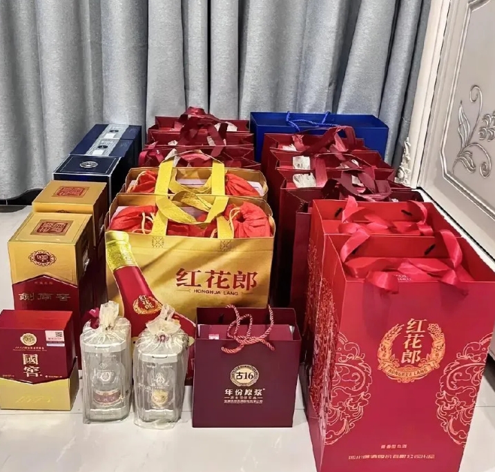 公公放了好多箱酒在我房间，现在房子要装修，这酒简直怎么办！
这些酒一直在我屋里放