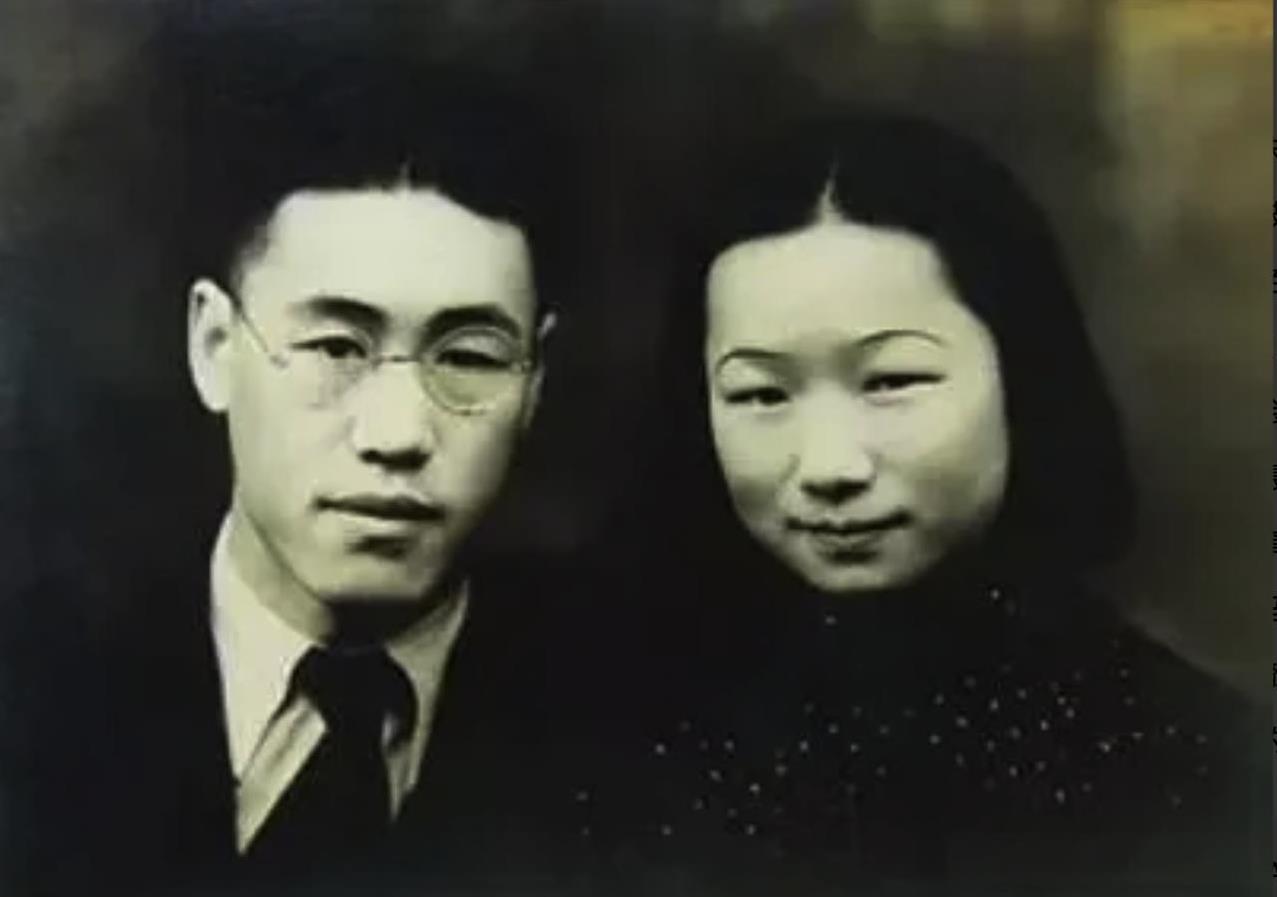 1949年，敌人把秦鸿钧捆上老虎凳，当着妻子韩慧如的面灌辣椒水，呛得他浑身抽搐。