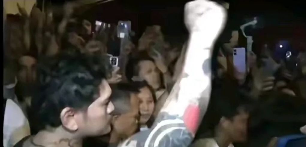 政变预警！杜家大公子直播掀桌：敢动我爸试试？
昨晚上菲律宾TikTok刷爆了——