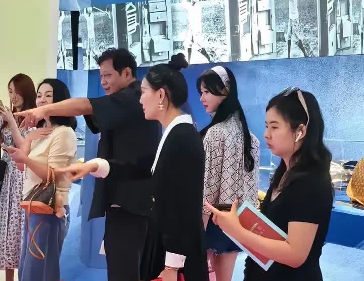 7月1日，55岁的范志毅携小17岁娇妻张梦瑾亮相LV展览。他黑衣黑裤配拖鞋，打扮