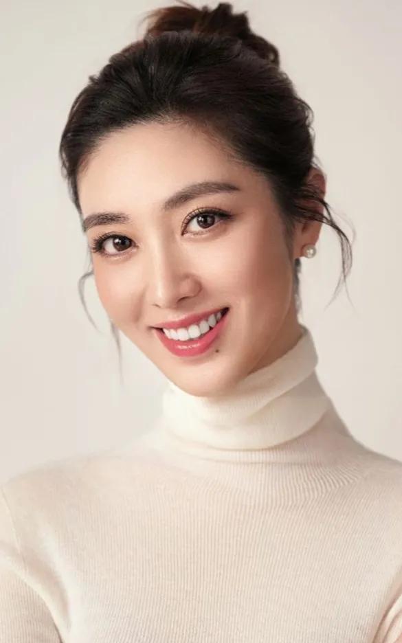 何卿1986年出生于安徽芜湖，毕业于中国传媒大学、北京体育大学。她是东方卫视主持
